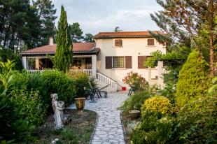 Huis voor grote groepen in Frankrijk te huur: Vakantiehuis met prive zwembad voor 2 tot 15 personen in de Gard. 