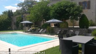 Huis voor grote groepen in Frankrijk te huur: Rustig en landelijk gelegen vakantiewoning met verwarmd zwembad en prachtig zicht over de vallei - 2 aparte verhuureenheden 
