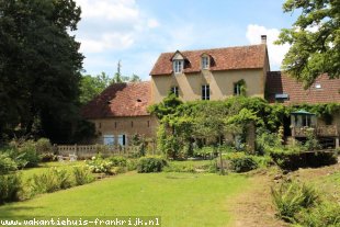 Huis in combinatie met een workshop of cursus in Bourgogne Frankrijk te huur: Prachtige oude watermolen met eigen meertje te huur 
