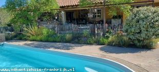 vakantiewoning in Frankrijk te huur: Sfeervol huis op natuurlijk terrein met privé zwembad in hartje Provence voor 6 personen 