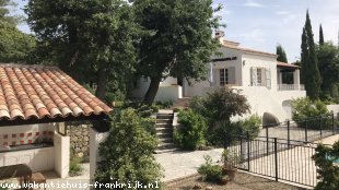 - vakantiehuis met zwembad in Frankrijk te huur: Luxe villa met privé zwembad in LORGUES. Het huis is geschikt voor 6-8 personen en heeft een omheind zwembad 