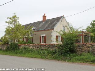 Huis in Frankrijk te koop: Chateaumeillant – Woonboerderij met serre in woonwijkje met schuur op terrein van 2867m² ** NIEUW ** 