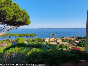 Vakantiehuis: Appartement met panoramisch zeezicht op de Golf van St. Tropez en de Middelandse Zee. Glasvezel internet. Geschikt tot 6 personen.