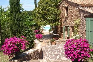 - vakantiehuis met zwembad in Frankrijk te huur: Privacy is de ultieme luxe! Idyllisch 6 pers. familiehuis in natuurreservaat boven St.Tropez met verwarmd zwembad en WIFI. Kindveilig-kindvriendelijk. 