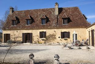 Villa in Frankrijk te huur: Uniek gelegen landhuis met buitenkeuken en verwarmd privé zwembad centraal in de Dordogne 