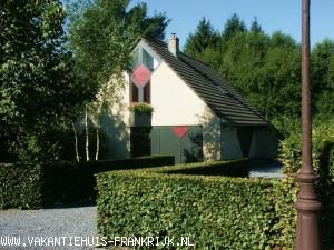 Vakantiehuis: In de Franse Ardennen. Prachtige moderne vakantiewoning. Met alle comfort. Op 200m afstand van het meer