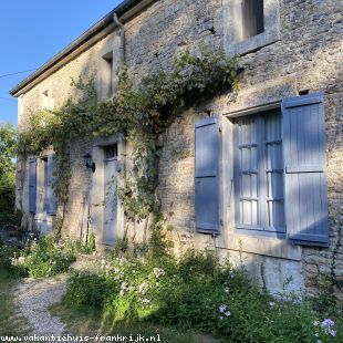vakantiehuis in Frankrijk te huur: Rust en ruimte op het Franse platteland. Vrijstaand huis. Zeer rustig gelegen met vrij uitzicht. Grote tuin. Authentiek en in stijl aangepast. 