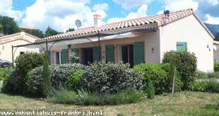 vakantiehuis in Frankrijk te huur: Ruime moderne 4 pers.bungalow met grote woonkamer, luxe keuken en 2 slaapkamers (Airco), grote tuin+terras, heel rustig gelegen in de Drôme-Provencal. 