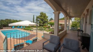 vakantiehuis in Frankrijk te huur: Vakantiehuis met beveiligd, verwarmd zwembad, grote tuin, prachtig uitzicht, privacy, rust. Bedlinnen, badhanddoeken, opgemaakte bedden inclusief. 