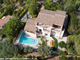 - vakantiehuis met zwembad in Frankrijk te huur: u heeft vanaf de villa een prachtig panoramisch zeezicht over de Golf van St- Tropez tevens heeft u een geheel vrij zicht op dal en heuvels 