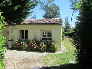 vakantiehuis in Frankrijk te huur: Gezellig en kindvriendelijk vakantiehuis met volop privacy en een zeer ruime zonnige tuin op vakantiepark 'Village Le Chat'. 