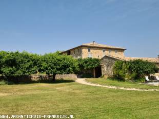 - vakantiehuis met zwembad in Frankrijk te huur: Drie ruime vakantiewoningen met groot verwarmd zwembad en prachtig uitzicht op de Mont Ventoux op 17e eeuws wijndomein in de Provence 