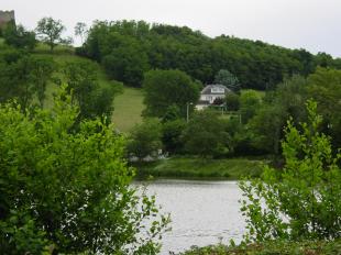 - vakantiehuis met zwembad in Frankrijk te huur: Het volledig uitgeruste appartement met parkachtige tuin en zwembad is gelegen in de heuvels van de Bourgogne en biedt maximale privacy 