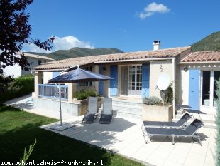 vakantiehuis in Frankrijk te huur: Vakantiewoning met privé tuin en schitterend uitzicht 