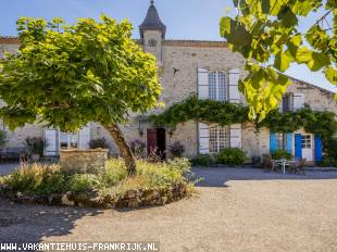 Huis voor grote groepen in Aquitaine Frankrijk te huur: Chateau Mondou in de Lot voor een groep tot en met 18 personen 