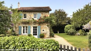 huisje in Frankrijk te huur: Prachtige vrijstaande woning 2-5 pers., met zeer grote tuin met veranda, diverse zitjes, rustig gelegen, veel privacy. 