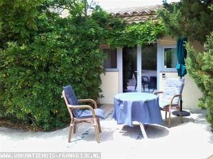 vakantiehuis in Frankrijk te huur: Comfortabele studio voor 2 personen met beschut terras, in rustig dorp. 
