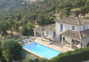 Villa in Frankrijk te huur: Ruim vrijstaand huis met zeezicht, verwarmd privé zwembad 12x5, vlakke tuin grenzend aan natuurgebied en doodlopende weg, nabij 18-holes golfterrein 