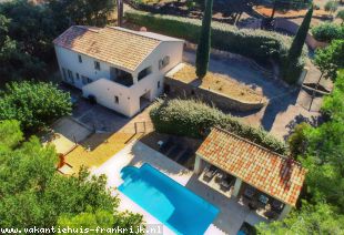 Huis voor grote groepen in Provence Alpes Cote d'Azur Frankrijk te huur: La Bastide du Bas Peylon is een riante, landelijk gelegen villa voor max. 12 personen 