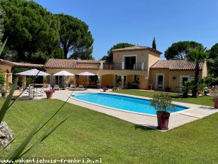 vakantiehuis in Frankrijk te huur: Villa Stephanie is een ruim opgezette 8-persoons in Vidauban met een fraai aangelegde tuin en een verwarmd privézwembad. 