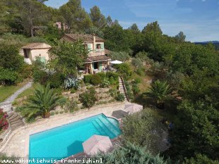 vakantiehuis in Frankrijk te huur: Villa Babette is een complete en erg mooi ingerichte villa voor 8 personen met een panoramisch uitzicht over het eeuwenoude dorpje Callas. 