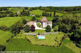 Huis voor grote groepen in Aquitaine Frankrijk te huur: Kasteel met zwembad en parktuin op de grens van Lot-et-Garonne en Dordorgne 