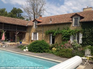vakantiehuis in Frankrijk te huur: Mooie rustieke authentieke boerderij als landgoed gerestaureerd, met eigen verwarmd zwembad. Prachtig dorpje met kasteel en groot meer. 