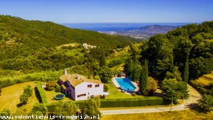 Villa in Frankrijk te huur: Prachtig gelegen villa met groot zwembad en schitterend uitzicht op de Cote d'Azur. 