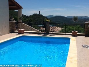 The Villa's apartment is full of charm and character, set in a beautiful quiet location, high in the hills above the quiet village of Taradeau
