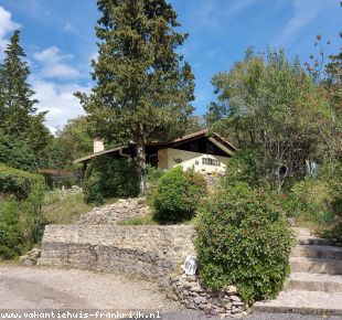 vakantiehuis in Frankrijk te huur: Dubbele vakantiebungalow voor zes personen met  drie slaapkamers,  twee badkamers en met een uniek uitzicht vanaf de terrassen op de Ardèche. 