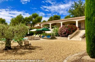 Vakantiehuis bij de golf: Luxe vrijstaande gelijkvloerse 2-8 pers. villa met verwarmd privé zwembad, airco + zeer grote tuin op fraai Domaine met tennisbaan