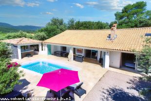 Villa Mar'inda is een moderne 6-persoonsvilla met verwarmd privézwembad en jacuzzi in het midden van de natuur!