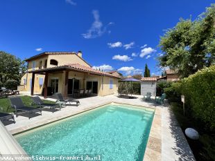 Vrijstaande villa  Au fil de l'Eau, (2-6 pers.) met 5x airco, verwarmd privé zwembad, jeu de boulesbaan+laadpaal op luxe villapark a.d. rivier Ardèche