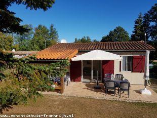 Vakantiehuis bij de golf: Te huur gezellig vakantiehuisje Frankrijk Dordogne/ Charente op Village le Chat. Genieten van het zwemmeer, zwembad, tennis. Hond welkom.