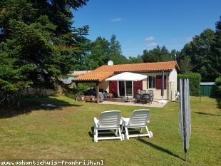 Te huur gezellig vakantiehuisje Frankrijk Dordogne/ Charente op Village le Chat. Genieten van het zwemmeer, zwembad, tennis. Hond welkom.