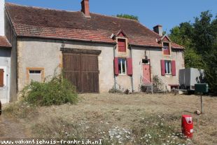 Vakantiehuis: Saint Desiré – Dorpshuisje aan de rand van het dorp op 2500 m2 grond te huur in Allier (Frankrijk)