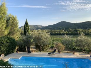 Luxe vrijstaande, gelijkvloerse, villa, voor 6 personen met prive zwembad en magnifiek uitzicht, aan de voet van de Mont Ventoux, in de Provence.