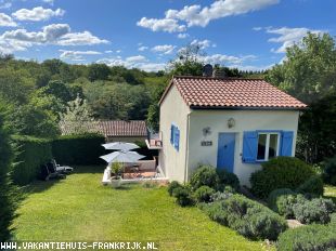 vakantiewoning in Frankrijk te huur: Luxe en gezellig ingerichte vakantiewoning (Le Trèfle) te huur op het mooie vakantiepark Village Le Chat met veranda, zwembad, tennis- en golfbaan 