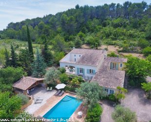 Bastide Saint Esprit Is een prachtig landhuis gelegen in de heuvels tussen Draguignan en Flayosc.