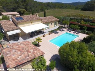 Villa Fave des Champs is een prachtige authentieke villa, in het hartje van de Provence en kan tot 6 personen ontvangen.