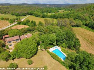 Mas Florence is een authentieke Provencaalse villa van voor 7 personen met 4 slaapkamers en 3 badkamers