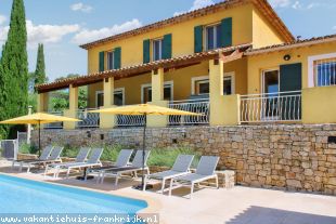 Vakantiehuis: Villa Maris kan een gezelschap tot 8 personen ontvangen in een perfect afgewerkt interieur en eveneens exterieur met overdekt terras. te huur in Var (Frankrijk)