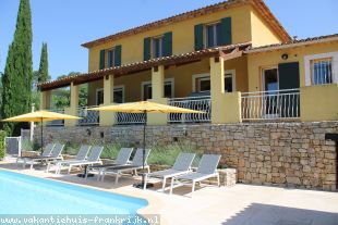 Villa Maris kan een gezelschap tot 8 personen ontvangen in een perfect afgewerkt interieur en eveneens exterieur met overdekt terras.