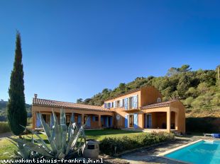 Tréville is een mooi ruim vrijstaand huis met een grote tuin (5000 m2) en een privé zwembad van 32m2. Prachtig uitzichten! Het hele huis heeft airco.