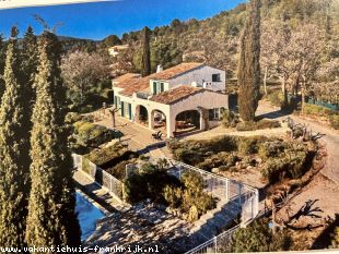 Mooie Provençaalse villa, 6-8 p., riant uitzicht, alle comfort, privé en omheind zwembad, groot terrein gedeelte volledig omheind, huisdier toegestaan