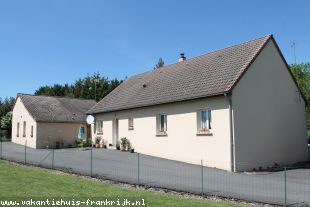 Vakantiehuis: Cerilly-  Gerenoveerd woonhuis met  appartementje op +/- 4000 m2 grond. te huur in Allier (Frankrijk)
