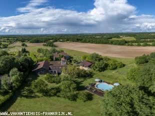 Rustig gelegen gîte aan de rand van de boomgaard met zwembad en airco op een authentieke plek in de prachtige Lot vallei, bienvenue bij Beaux Moments!