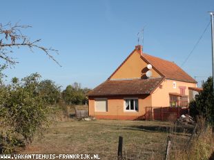 Vakantiehuis: Doyet – Klein boerderijtje aan de rand van het dorp op 8050 m2 grond met bouwvergunning. te huur in Allier (Frankrijk)