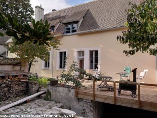 Eigentijds vakantiehuis met ruime tuin aan de rand van het historische stadje Chatillon Coligny in de Loiret.