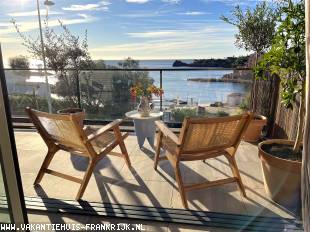 vakantiehuis in Frankrijk te huur: Uniek gelegen luxe appartement direct aan de kristalheldere zee van de Côte d’Azur...én aan de voet van het bekende Esterel gebergte! 